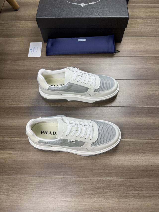 Prada 普拉达 -高端品质 原单 -鞋面：纳帕小牛皮、打孔小牛皮、鞋身车缝品牌塑胶logo -内里：水染牛皮 -大底：超轻tpu发泡 橡胶；双色成型大底 -